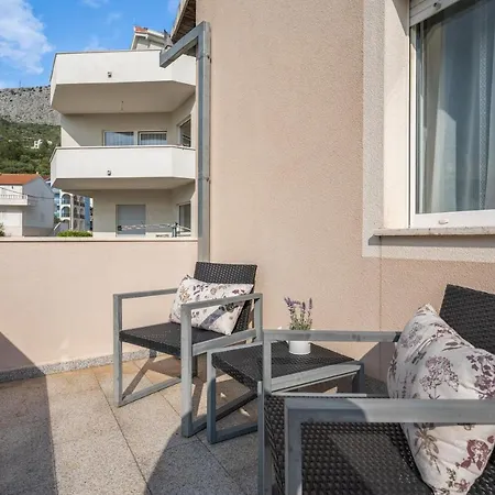 Dante Apartment